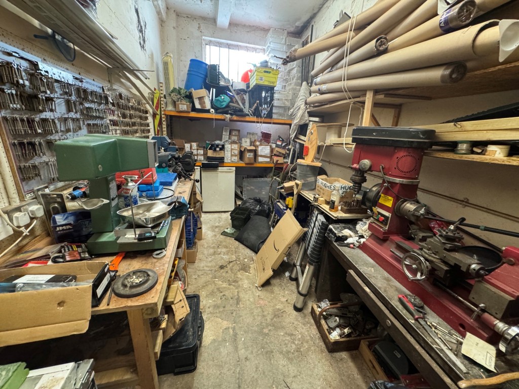 Lot: 193 - COMMERCIAL AND RESIDENTIAL INVESTMENT - Shop - stores 3